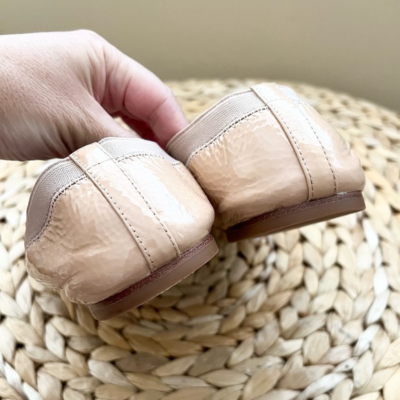 Tory Burch beige patent leather flats with gold monogram logo detail - Picture 6 of 10
